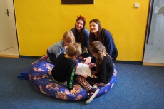 9.B četla prvňáčkům