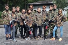 Deváťáci paintball